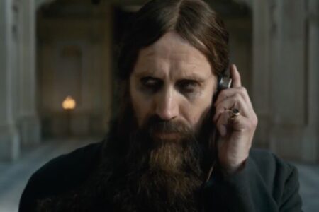 King’s Man: A Origem | Ator relembra sequência desconfortável que filmou Rhys Ifans como Rasputin em King's Man: A Origem (Reprodução)