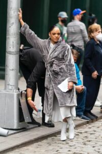 Tessa Thompson como Charlotte Hale