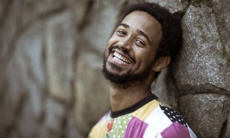 Alfred Enoch define Lázaro Ramos com referência internacional e afirma que nenhum outro diretor conseguiria fazer o filme Medida Provisória 2 2