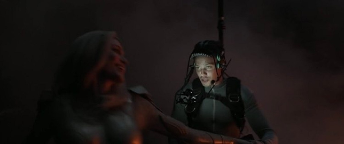 Bill Skarsgard apareceu em vídeo de bastidores de Eternos gravando cenas de sua personagem Kro (Reprodução)