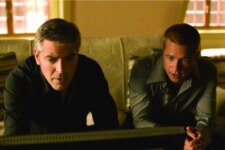 George Clooney e Brad Pitt em Doze Homens e Um Outro Segredo (Reprodução)