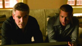 George Clooney e Brad Pitt em Doze Homens e Um Outro Segredo (Reprodução)