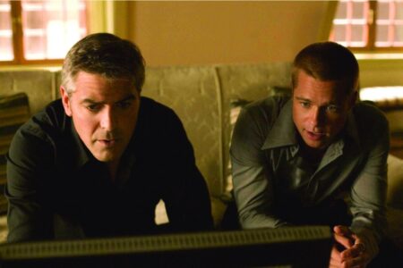 Brad Pitt e George Clooney aceitam baixar valor de salário George Clooney e Brad Pitt em Doze Homens e Um Outro Segredo (Reprodução)