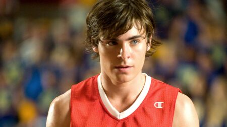 Zac Efron é Troy Bolton em High School Musical (Reprodução)