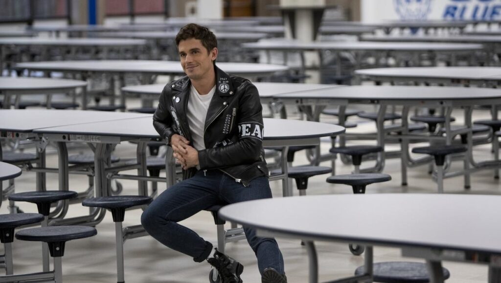 Lego é processada por copiar roupa de apresentador do Queer Eye Antoni Porowski utilizou a jaqueta customizada por James Concannon em um episodio da 4a temporada de Queer Eye Reproducao