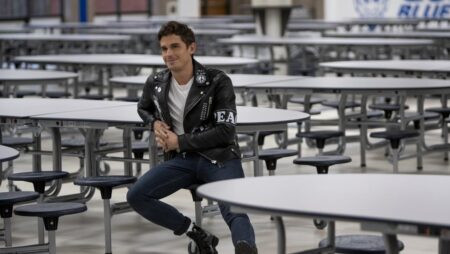Antoni Porowski utilizou a jaqueta customizada por James Concannon em um episodio da 4a temporada de Queer Eye Reproducao