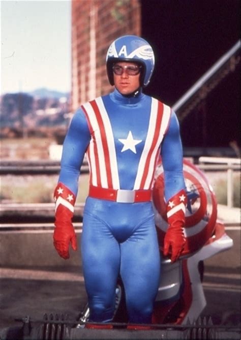 James Gunn se inspirou em Capitão América antigo para criar Pacificador 2 Reb Brown como Capitão América em filme de 1979