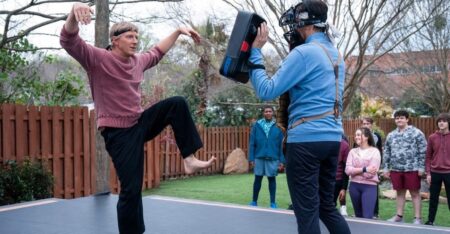 Johnny (William Zabka) e Daniel (Ralph Macchio) em Cobra Kai (Reprodução / Netflix)