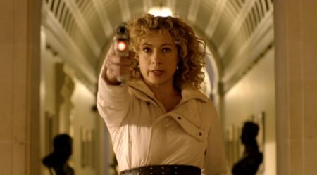 Alex Kingston é River Song em Doctor Who (Reprodução)