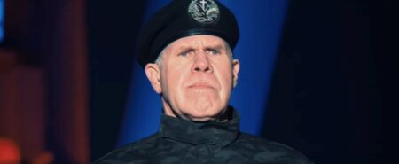 Ron Perlman diz que Não Olhe Para Cima é para provocar reflexão sobre amor Ron Perlman como Benedict Drask em Não Olhe para Cima (Reprodução / Netflix)