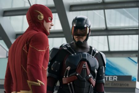 Grant Gustin como Flash e Brandon Routh como Atomo no episodio Armageddon em The Flash Divulgacao