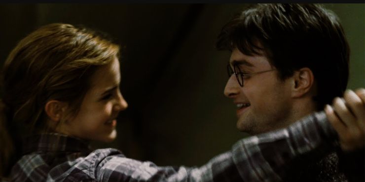 Hermione (Emma Watson) e Harry (Daniel Radcliffe) em Harry Potter e as Relíquias da Morte (Reprodução)