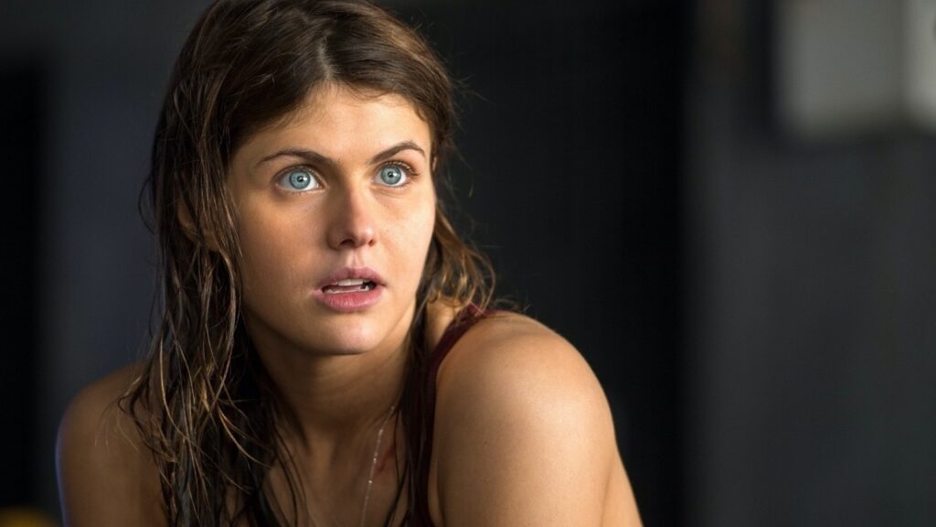 Alexandra Daddario se arrepende de papel com Dwayne Johnson Alexandra Dadario é Annabeth Chase em Percy Jackson (Reprodução)