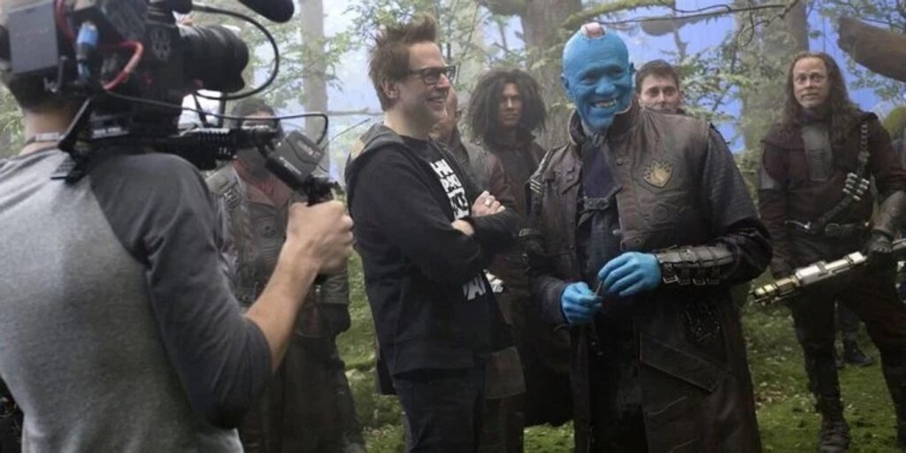 James Gunn tem a resposta perfeita sobre rivalidade Marvel vs. DC James e Gunn e Michael Rooker nos bastidores de Guardiões da Galáxia vol. 2 (Reprodução)