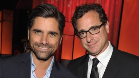 John Stamos fica em choque com morte de amigo de Três é Demais: “Estou quebrado” John Stamos e Bob Saget Reproducao