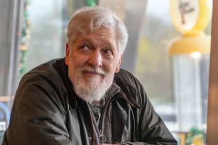 Nova estrela de Dexter não acredita que o assassino se importe com o filho Kurt Caldwell (Clancy Brown) em Dexter: New Blood