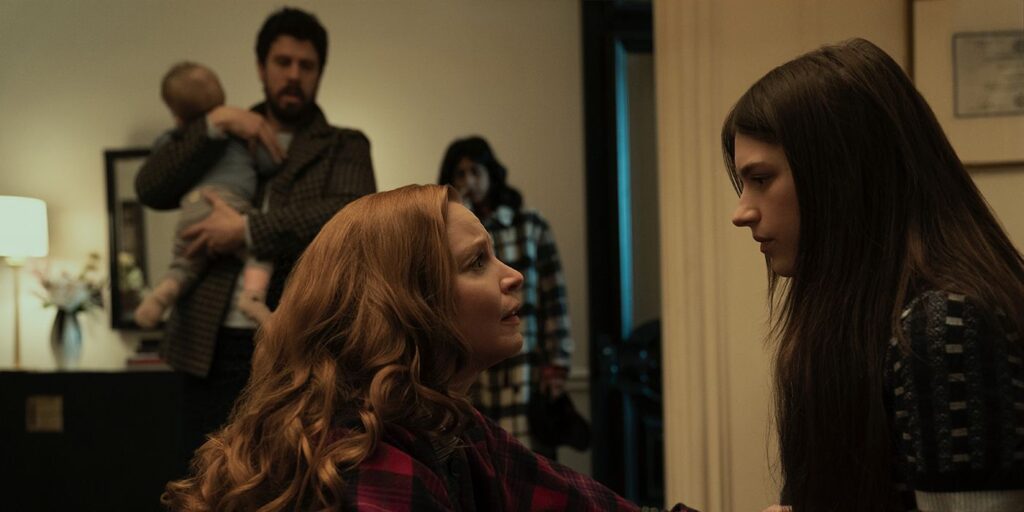Servant: Atrizes comentam sobre ler o roteiro da terceira temporada Lauren Ambrose e Nell Tiger Free em Servant (Reprodução / Apple TV+)