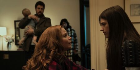 Lauren Ambrose e Nell Tiger Free em Servant (Reprodução / Apple TV+)
