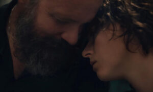 Cena de A Filha Perdida (Reprodução/Netflix)