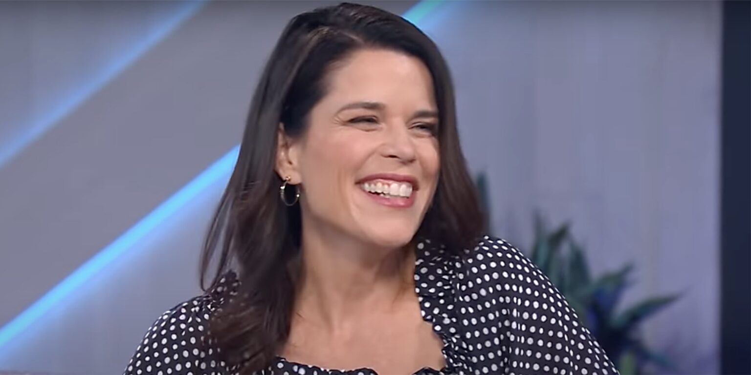 Neve Campbell revela que já sobreviveu a ataque de urso na adolescência Neve Campbell em entrevista ao The Kelly Clarkson Show