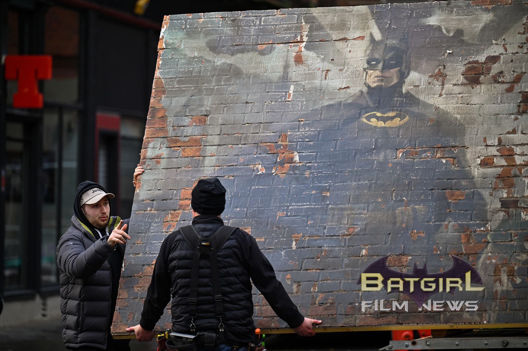 Painel de Batgirl com imagem de Michael Keaton como Batman (Reprodução Twitter)