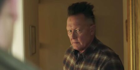 Pacificador: Quem é o Dragão Branco? Robert Patrick como Auggie Smith Dragao Branco em Pacificador Reproducao