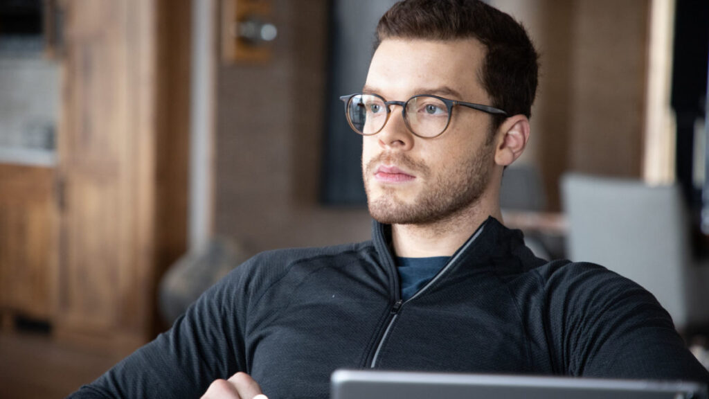 Ator fica 12 horas amarrado para fazer cena de filme de terror Chris (Cameron Monaghan) em Shattered