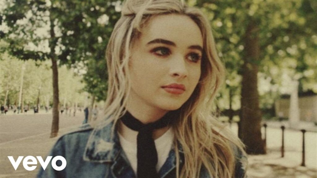 6 atrizes que poderiam interpretar Gwen no MCU Sabrina Carpenter em clipe de On Purpose (Reprodução)