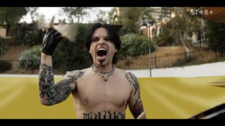 Sebastian Stan como Tommy Lee no trailer de Pam Tommy Reproducao