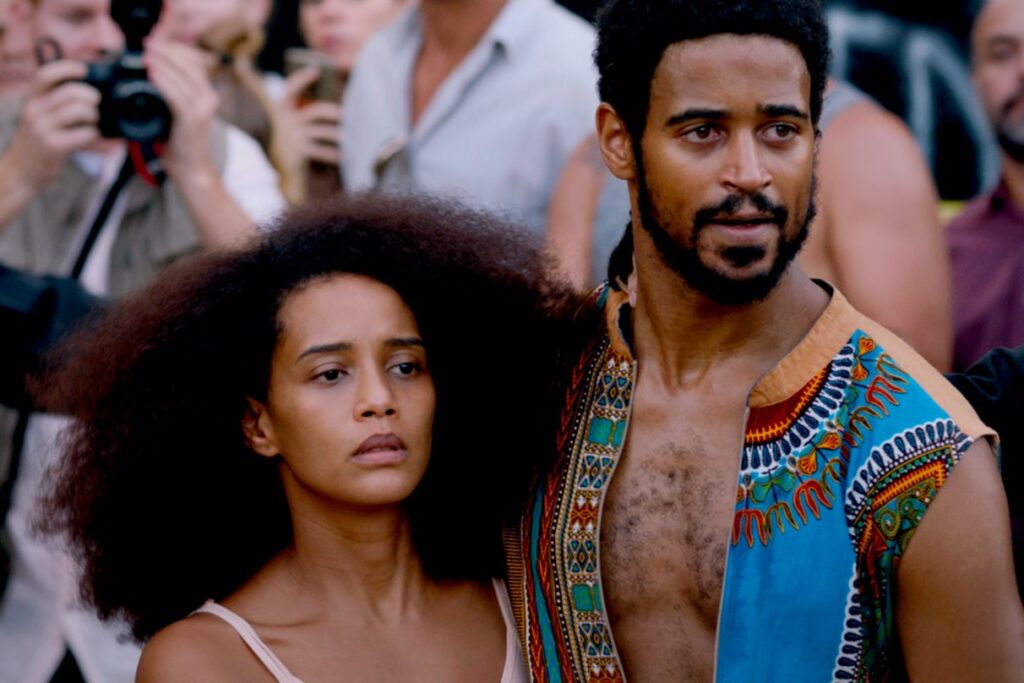 Medida Provisória está disponível no catálogo da Globoplay Taís Araújo e Alfred Enoch em cena de Medida Provisória (Reprodução)