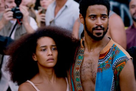 Medida Provisória está disponível no catálogo da Globoplay Taís Araújo e Alfred Enoch em cena de Medida Provisória (Reprodução)