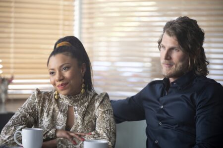 Travis Van Winkle e Shalita Grant são Cary e Sherry em Você (Reprodução/Netflix)