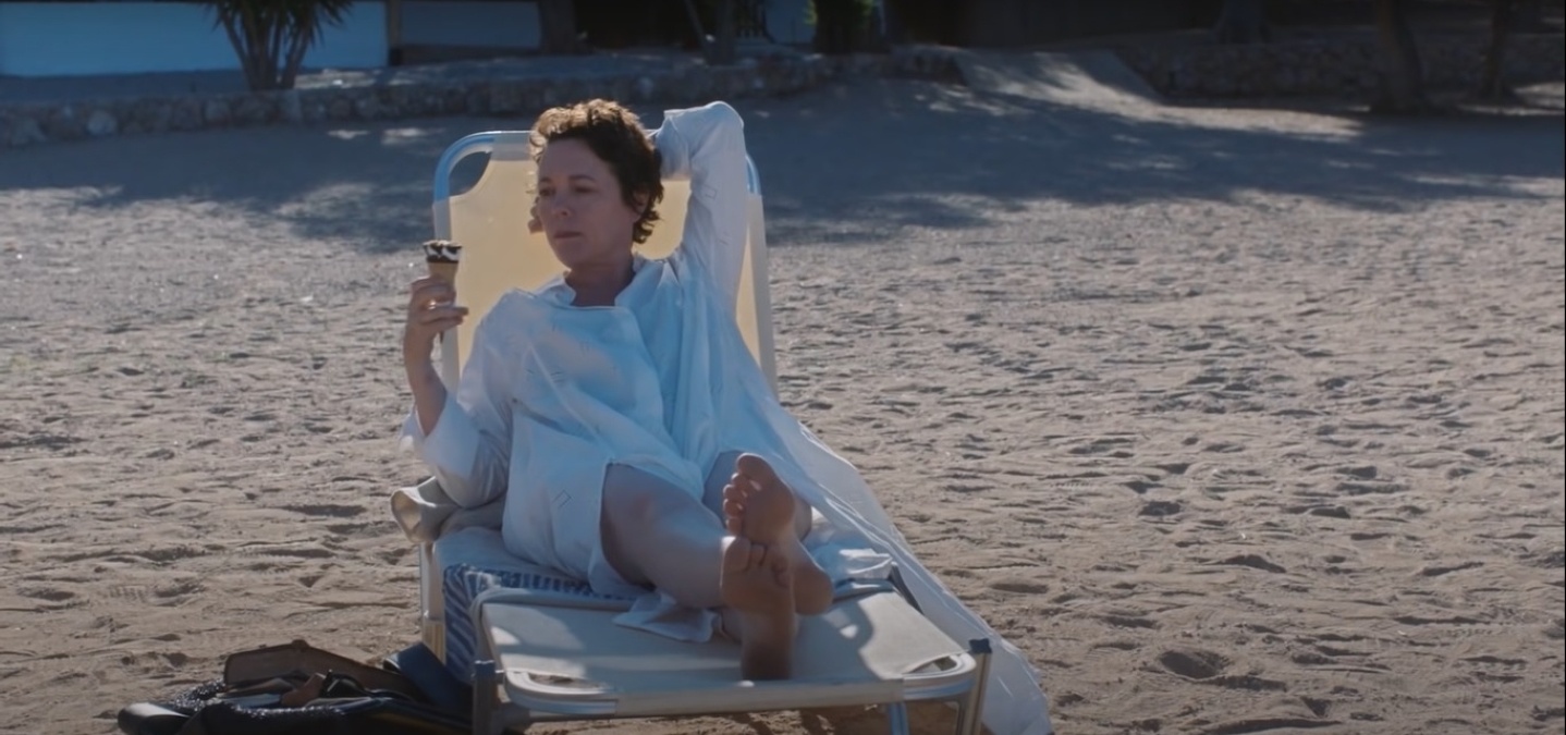 Leda Caruso (Olivia Colman) em A Filha Perdida (Reprodução / Netflix)