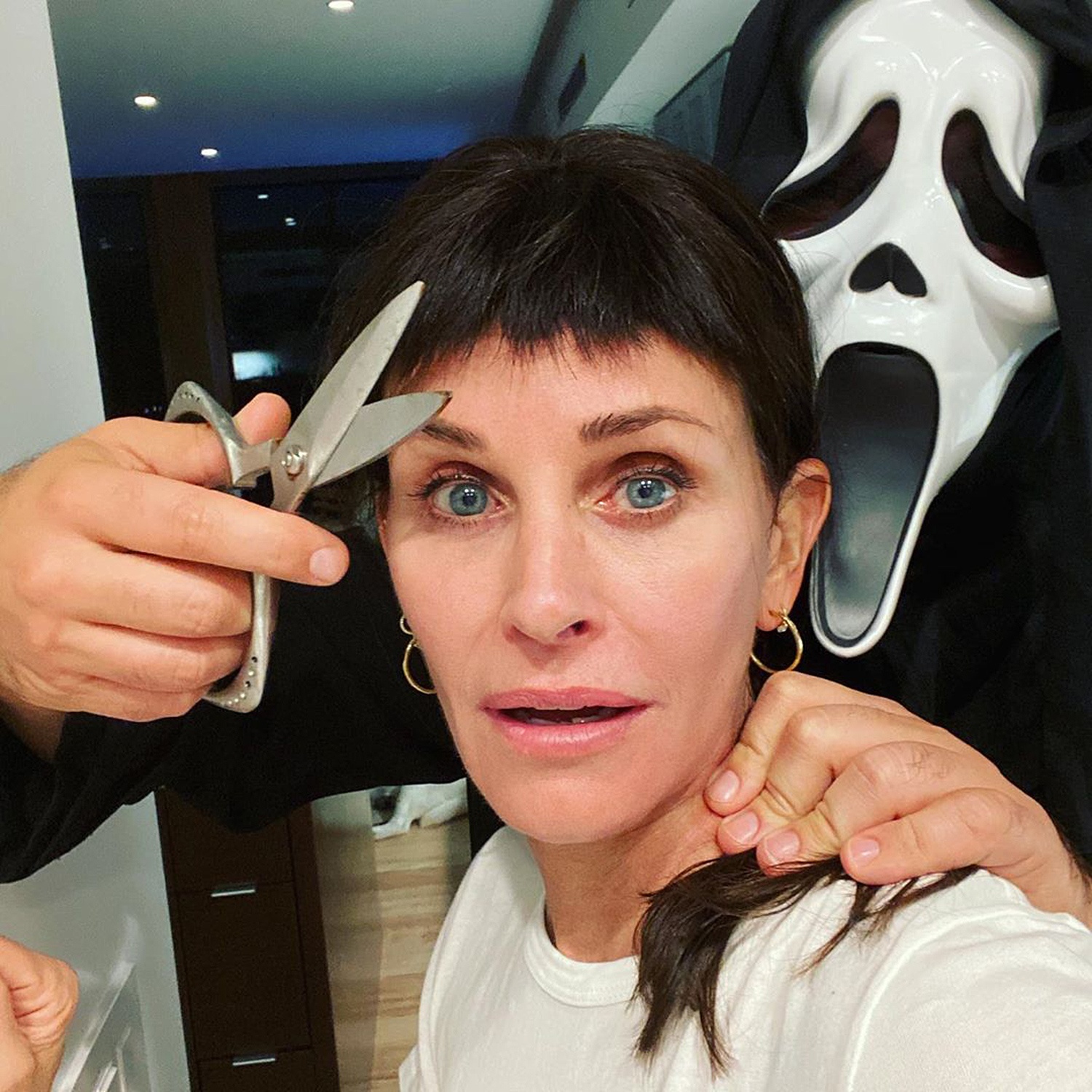 Courteney Cox fez postagem fazendo piada sobre a infame franja de Pânico 3 no Halloween (Reprodução/Instagram)