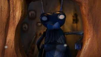 Sebastian J. Cricket (Ewan McGregor) em Pinocchio (Reprodução / Netflix)