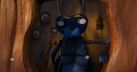 Sebastian J. Cricket (Ewan McGregor) em Pinocchio (Reprodução / Netflix)