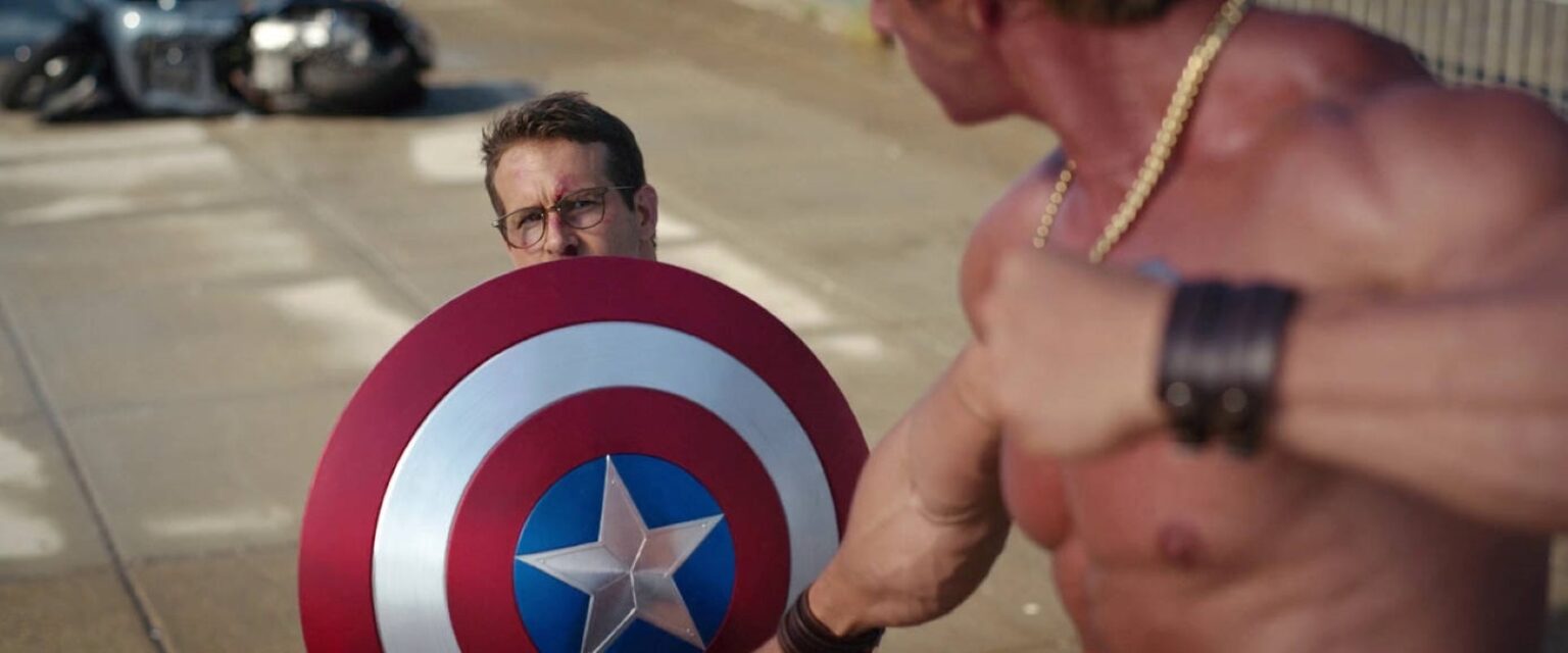 Free Guy: Ryan Reynolds se arrepende de não usar arma de Vingadores no filme Ryan Reynolds em cena de Free Guy: Assumindo o Controle (Reprodução)