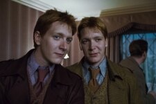 Gêmeos Weasley em cena de Harry Potter (Reprodução)