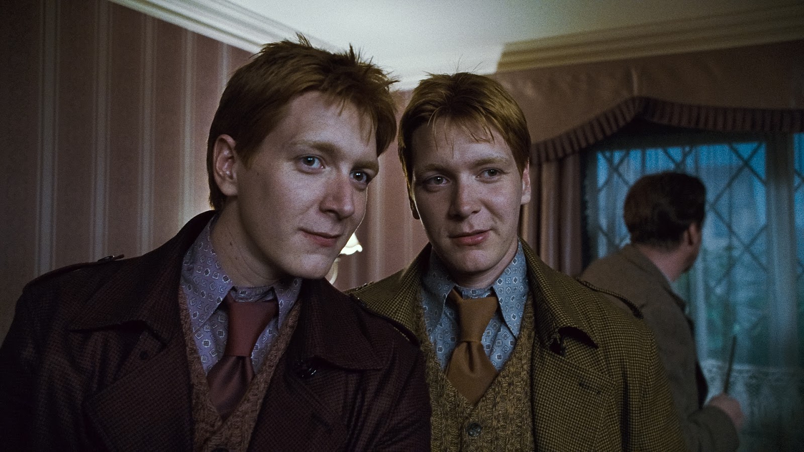 Gêmeos Weasley em cena de Harry Potter (Reprodução)
