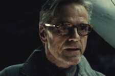 Jeremy Irons como Alfred Pennyworth em Batman vs. Superman (Reprodução / DC)