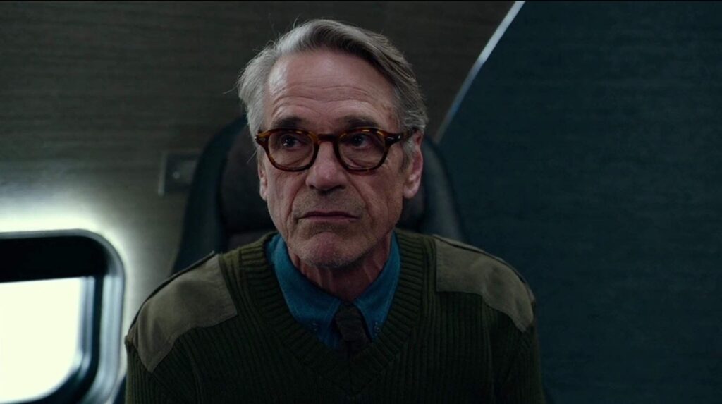 Jeremy Irons também achou Liga da Justiça de 2017 terrível Jeremy Irons como Alfred Pennyworth em Liga da Justiça (Reprodução / DC)