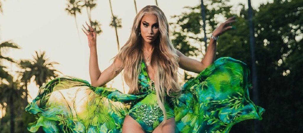 Drag Race | Queen usa roupa original de J-Lo em desafio de passarela Kerri Colby usou o icônico vestido Versace original de J-Lo em desafio de RuPaul's Drag Race (Reprodução/Instagram)