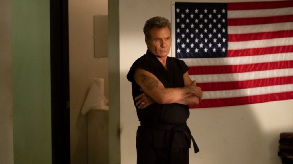 Martin Kove como John Kreese em Cobra Kai (Reprodução / Netflix)