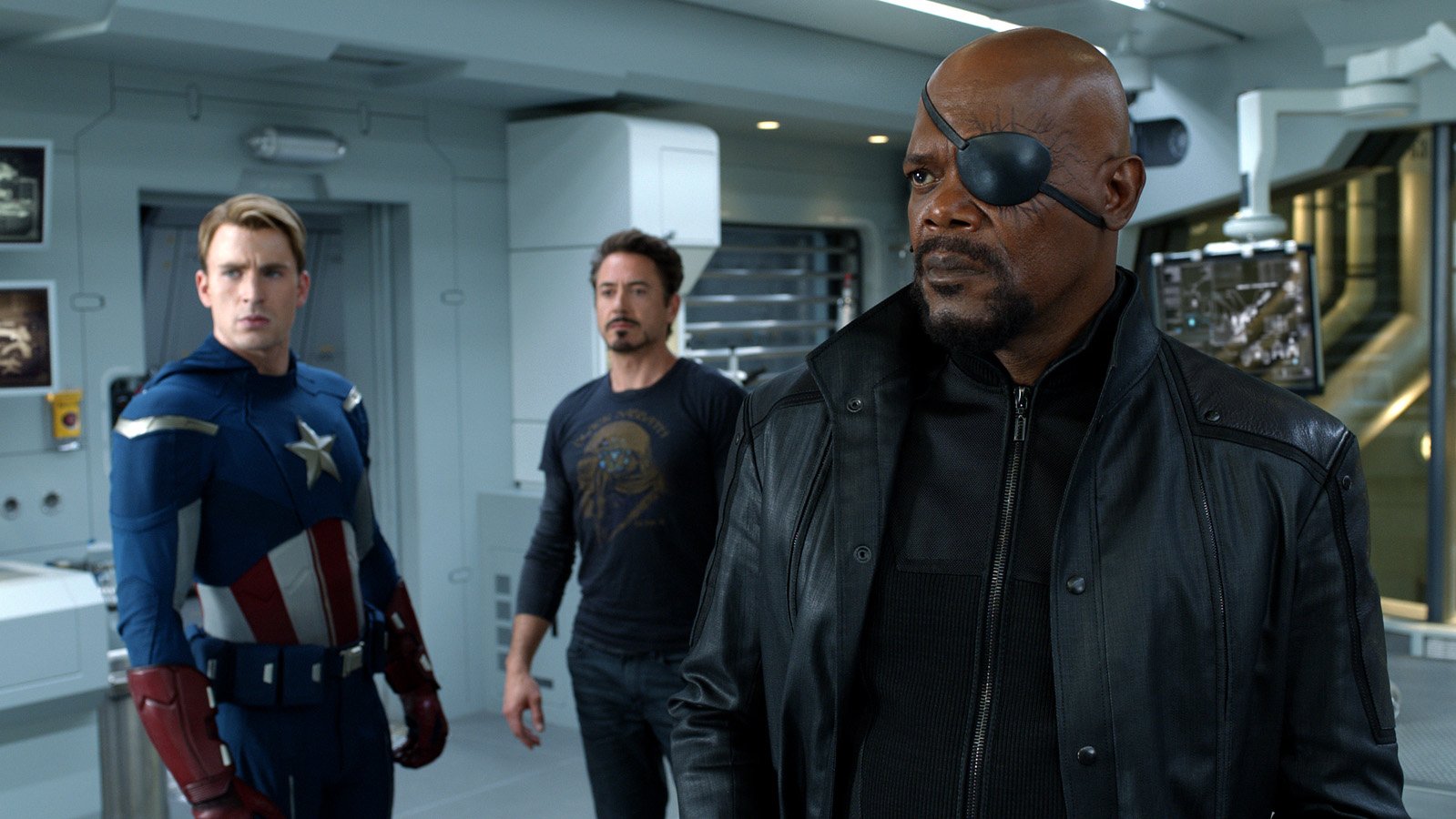Samuel L. Jackson, Chris Evans e Robert Downey Jr. em cena de Vingadores