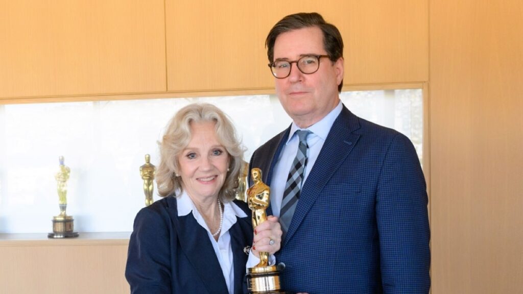 Após 30 anos, atriz consegue nova estatueta do Oscar após ser roubada Hayley Mills e David Rubin (Divulgação / Twitter)