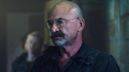 Ritchie Coster como Pope em The Walking Dead