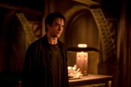 Robert Pattinson diz que Batman é a coisa mais difícil que já fez Robert Pattinson como Bruce Wayne em Batman (Reprodução / Warner Bros.)