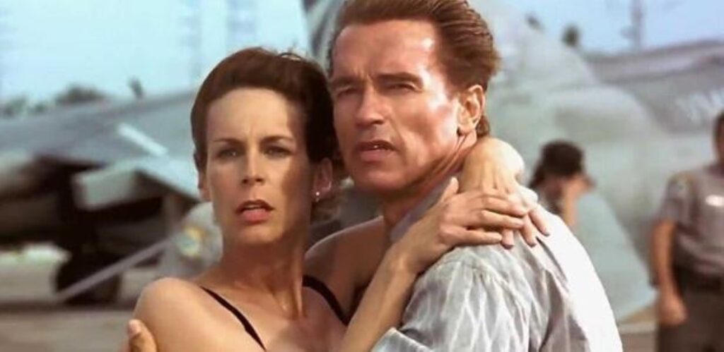 Arnold Schwarzenegger e Jamie Lee Curtis aparecem no Globo de Ouro mesmo em meio a boicote Arnold Schwarzenegger e Jamie Lee em True Lies (Reprodução)