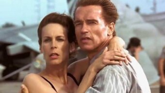 Arnold Schwarzenegger e Jamie Lee em True Lies (Reprodução)