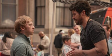 Rupert Grint e Toby Kebbell em Servant (Reprodução)